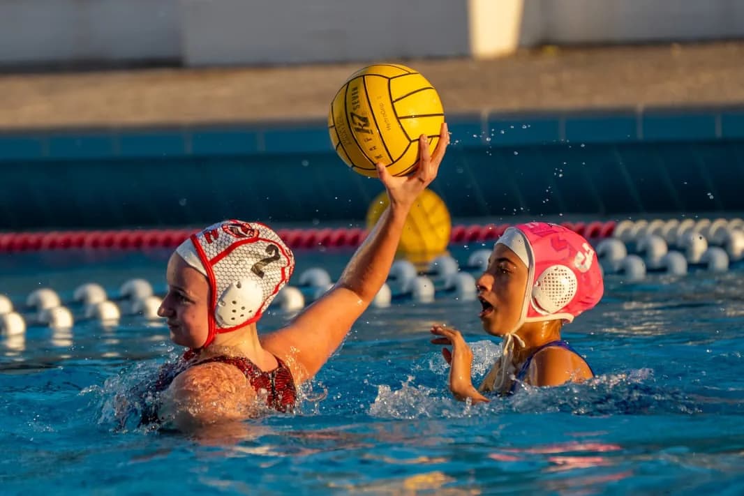 Joueuse de Toulon Métropole Water-Polo 83 préparant son tir pendant le tournoi féminin