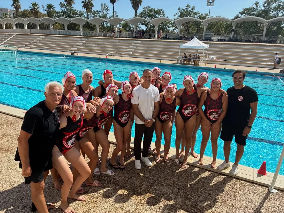 Les joueuses et le staff de l'équipe féminine réunis au bord du bassin du Stade Nautique du Port Marchand lors de la visite de M. Turpin