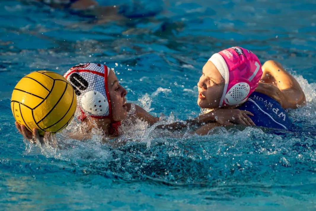 Jeune joueuse du Toulon Métropole Water-Polo 83 en action