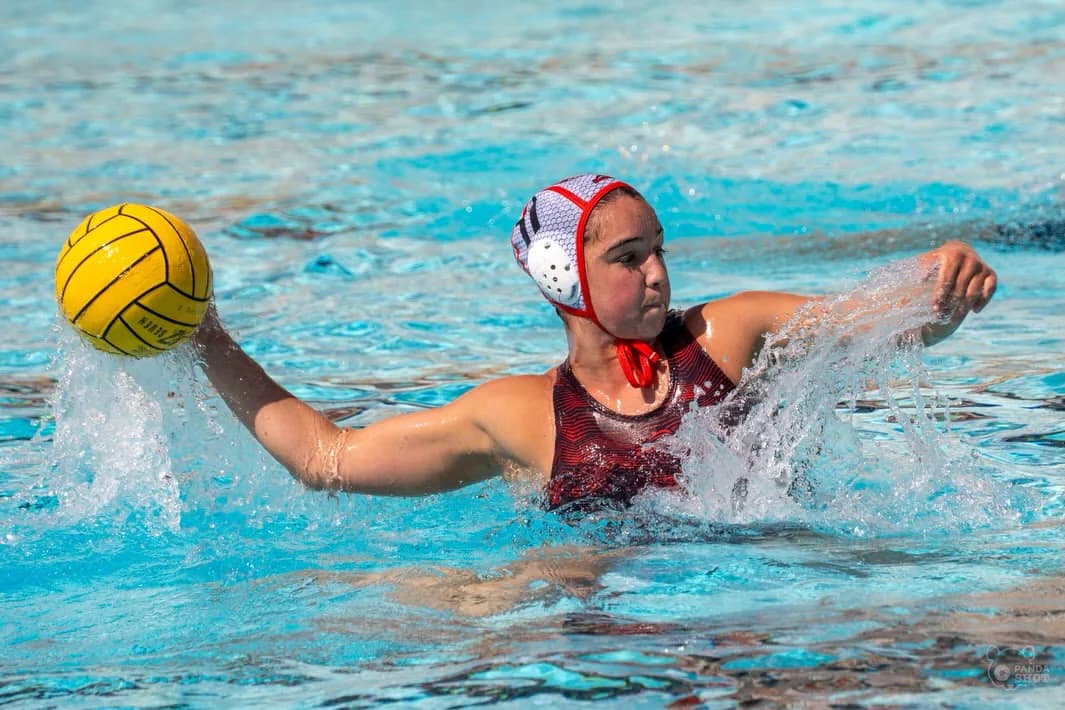 Jeune joueuse du club en apprentissage du water-polo